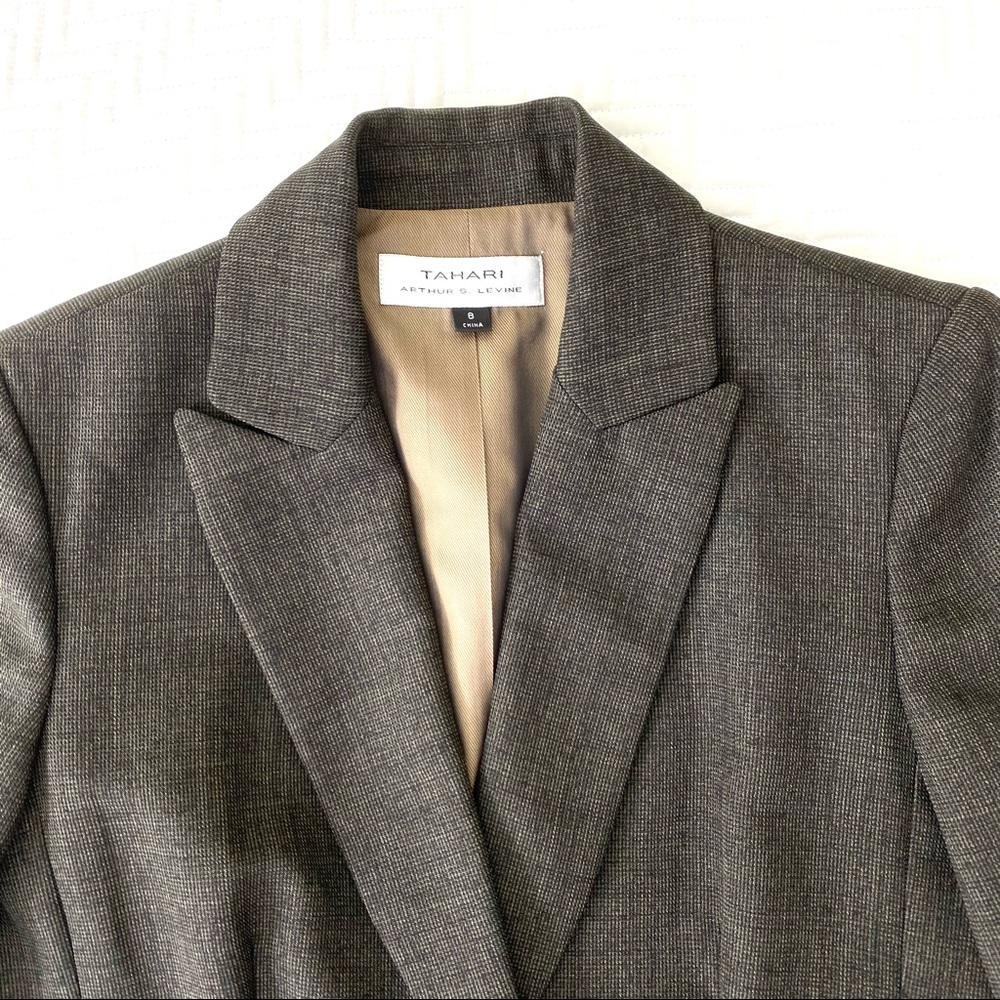 Tahari beautiful 2 pc tailored pant suit
